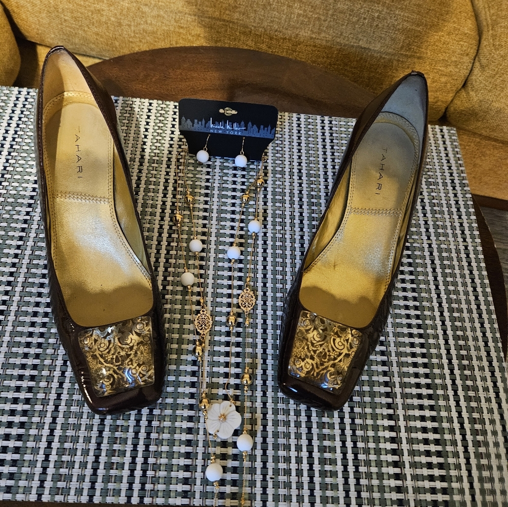 Tahari 2” brown Evelyn heels